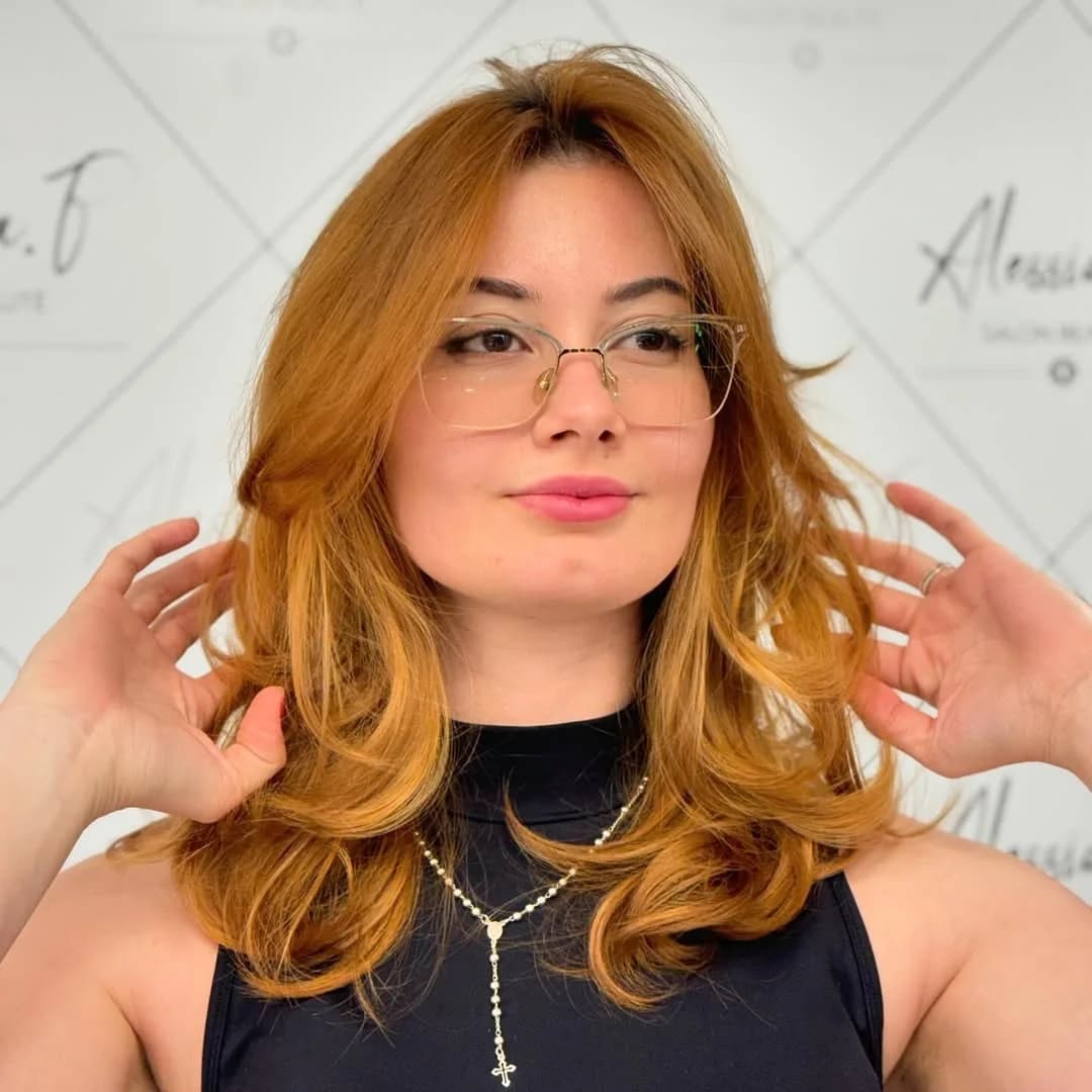 Couleur cuivrée et mise en forme ondulée