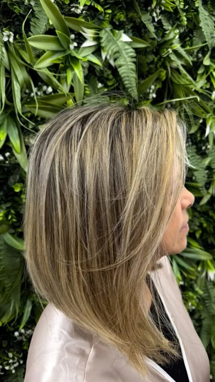Balayage blond sur cheveux mi-longs