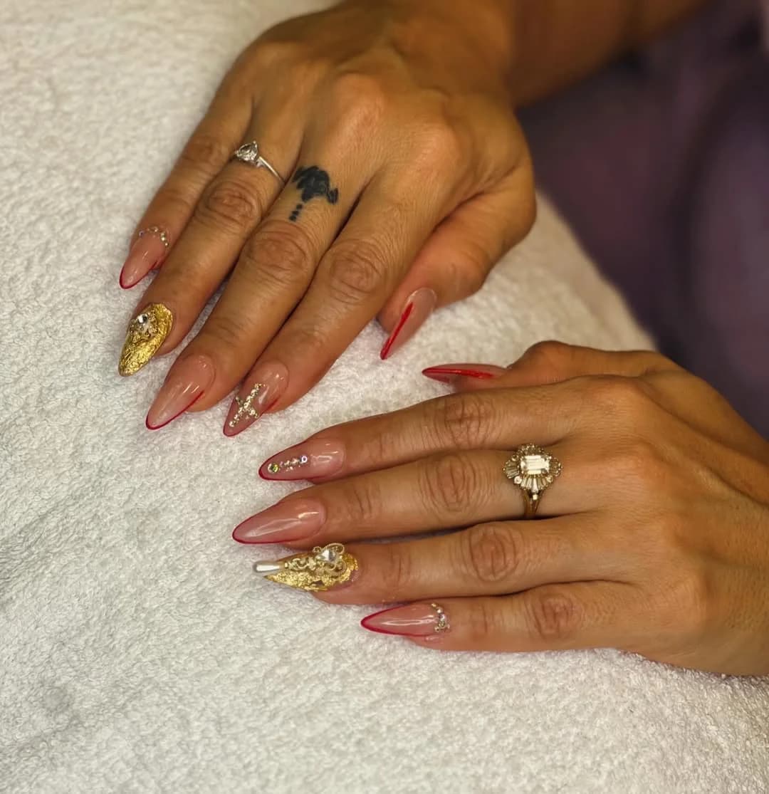 French manucure rouge et or avec bijoux d'ongles